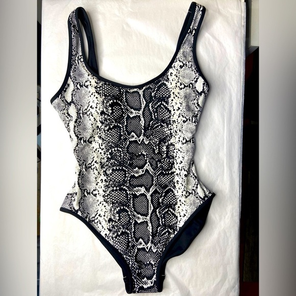 Vince Camino Reversible One piece Black/ Cream Snake Print Size 6 - Picture 1 of 10